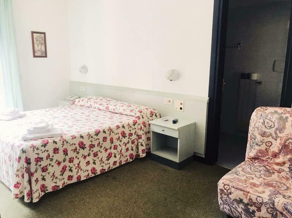 Hotel Aurora カスティリオーネ・デッラ・ペスカーイア エクステリア 写真